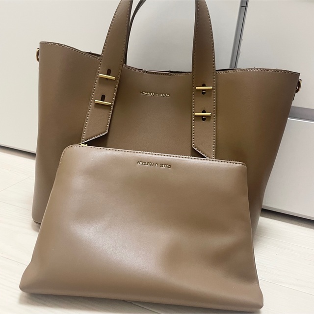 Charles and Keith(チャールズアンドキース)のダブルハンドル スローチーバッグ レディースのバッグ(ハンドバッグ)の商品写真