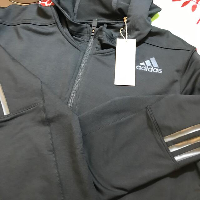 新品未使用　adidasフード付きジャンパー梱包時は少し圧縮致します