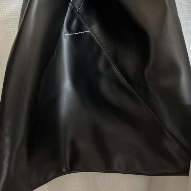 MM6(エムエムシックス)のMM6 ジャパニーズ トライアングルトート　シンセティックレザー ブラック レディースのバッグ(トートバッグ)の商品写真