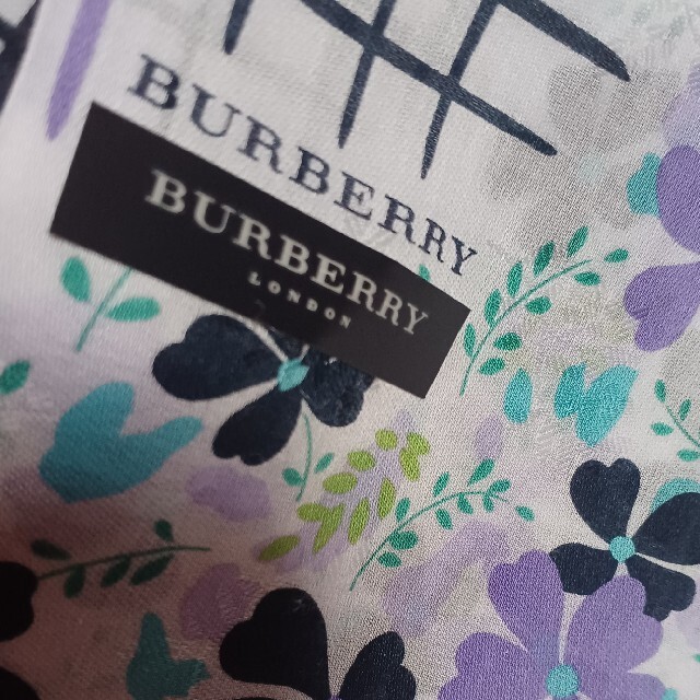 BURBERRY(バーバリー)の値下げ📌バーバリー☆大判ハンカチ🌼 レディースのファッション小物(ハンカチ)の商品写真