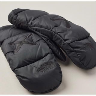 ザノースフェイス(THE NORTH FACE)のThe North Face X KAWS NUPTSE MITT BLACK(手袋)