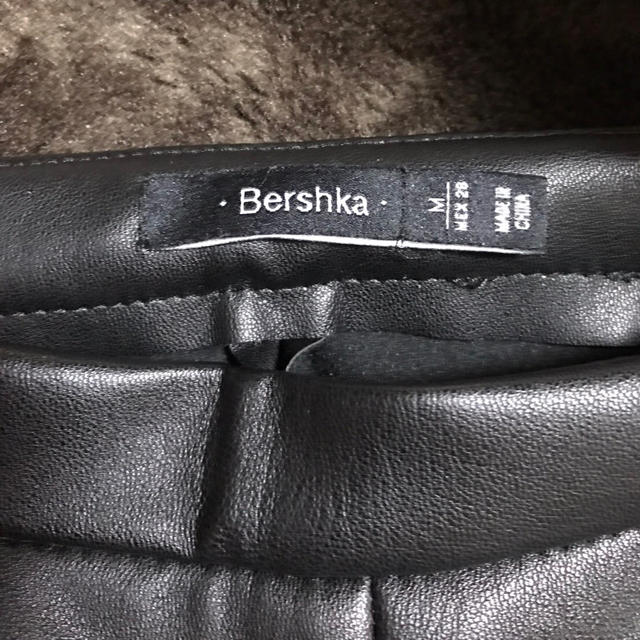 Bershka(ベルシュカ)のレザースキニ レディースのパンツ(スキニーパンツ)の商品写真