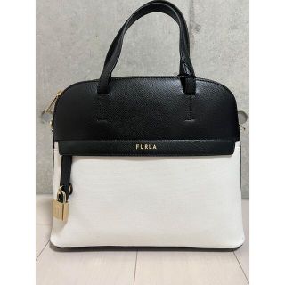 新品 FURLA バイカラー台形バック