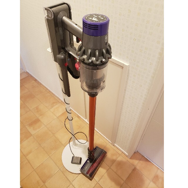 Dyson(ダイソン)のダイソン　V10　コードレス掃除機　アタッチメント付き スマホ/家電/カメラの生活家電(掃除機)の商品写真