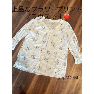 ジャスグリッティー(JUSGLITTY)のJUSGLITTY 美品　フラワープリントブラウス　サイズ2(シャツ/ブラウス(長袖/七分))