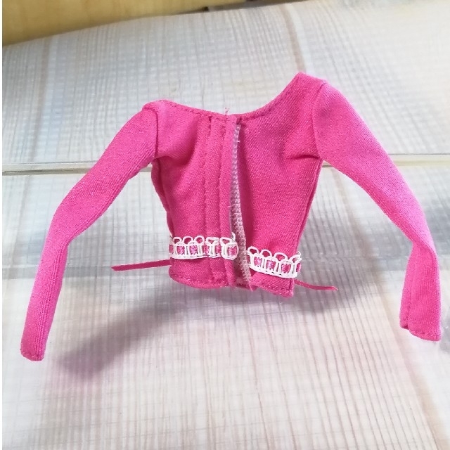 Barbie(バービー)のバービーの洋服　ピンクのトップス キッズ/ベビー/マタニティのおもちゃ(ぬいぐるみ/人形)の商品写真