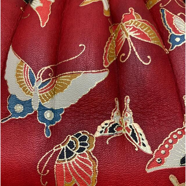 和装バック　振り袖にも可愛い赤地に蝶柄 レディースの水着/浴衣(和装小物)の商品写真