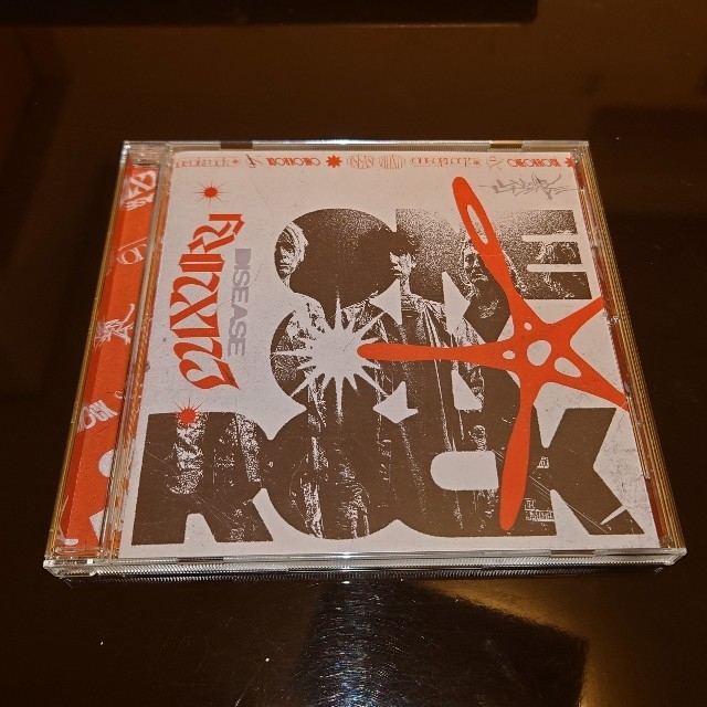 ONE OK ROCK(ワンオクロック)のONE OK ROCK LUXURY DISEASE　ワンオク　新アルバム エンタメ/ホビーのCD(ポップス/ロック(邦楽))の商品写真