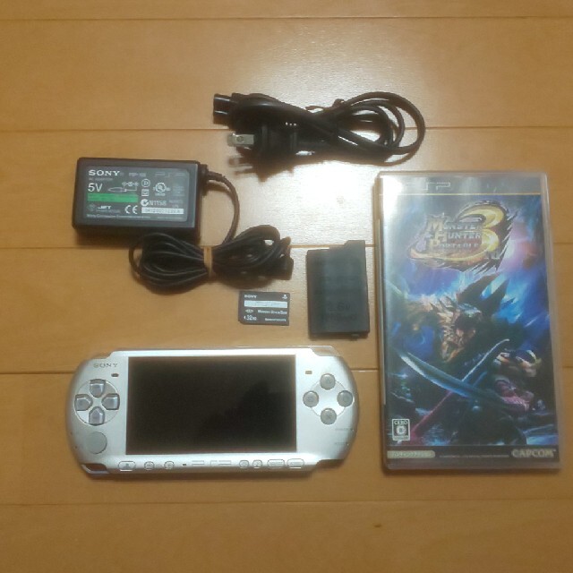 PlayStation Portable(プレイステーションポータブル)の（管44）PSP-3000（シルバー、修理品）すぐ遊べるセット エンタメ/ホビーのゲームソフト/ゲーム機本体(携帯用ゲーム機本体)の商品写真