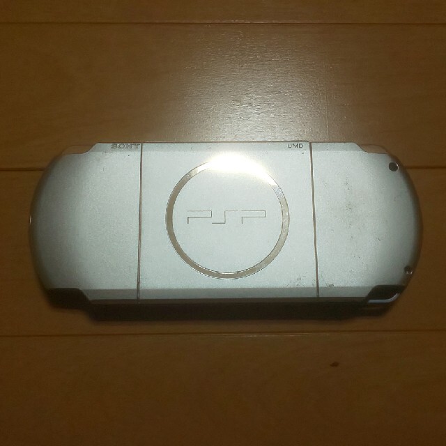 PlayStation Portable(プレイステーションポータブル)の（管44）PSP-3000（シルバー、修理品）すぐ遊べるセット エンタメ/ホビーのゲームソフト/ゲーム機本体(携帯用ゲーム機本体)の商品写真