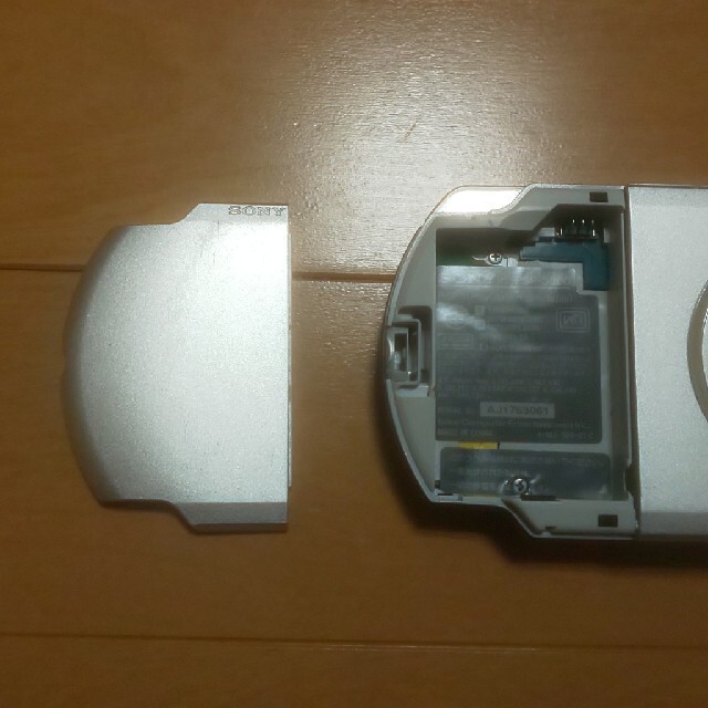 PlayStation Portable(プレイステーションポータブル)の（管44）PSP-3000（シルバー、修理品）すぐ遊べるセット エンタメ/ホビーのゲームソフト/ゲーム機本体(携帯用ゲーム機本体)の商品写真