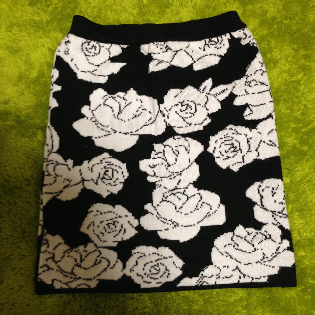 MURUA(ムルーア)のMURUA花柄タイトスカート レディースのスカート(ミニスカート)の商品写真