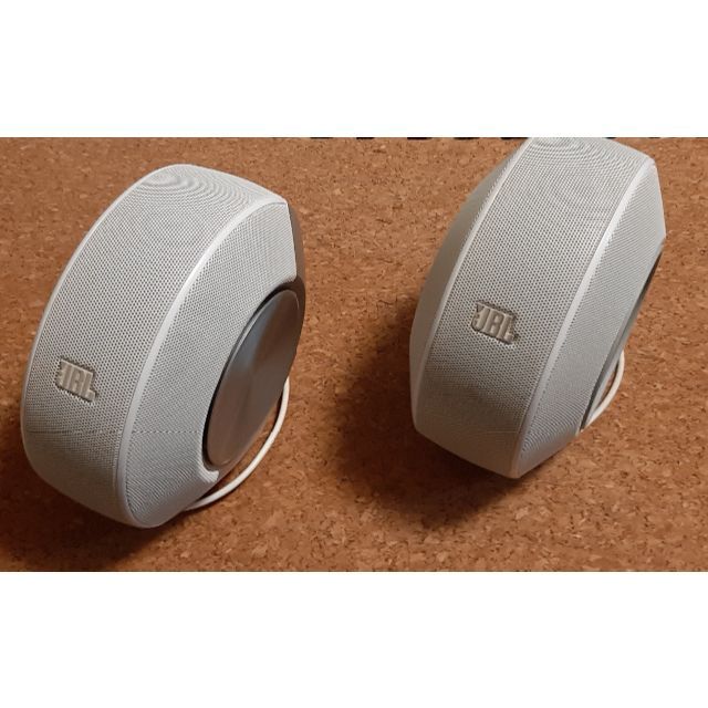 中古JBL Pebbles シルバー【ホワイトとは異なる限定カラーモデル】 スマホ/家電/カメラのオーディオ機器(スピーカー)の商品写真