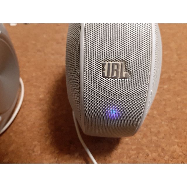 中古JBL Pebbles シルバー【ホワイトとは異なる限定カラーモデル】 スマホ/家電/カメラのオーディオ機器(スピーカー)の商品写真