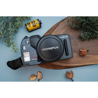 オリンパス(OLYMPUS)の【フィルム付き】Olympus IZM 300　高級コンパクトカメラ　(フィルムカメラ)