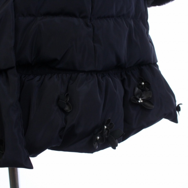 Chesty(チェスティ)のチェスティ コサージュファーロングコート フード パール 0 S 紺 レディースのジャケット/アウター(その他)の商品写真
