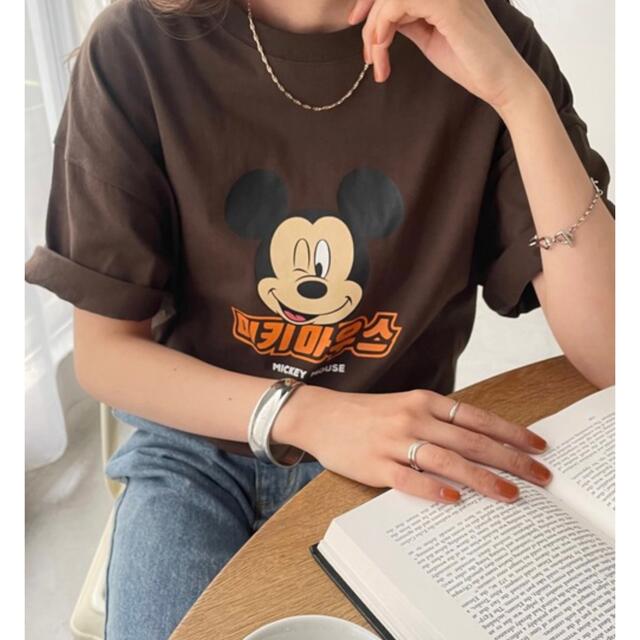 Discoat(ディスコート)のディスコート　ミッキープリントTシャツ　ブラウン レディースのトップス(Tシャツ(半袖/袖なし))の商品写真