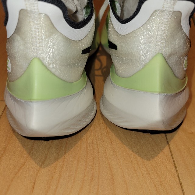 NIKE(ナイキ)のNIKE ナイキ ズーム グラビティ 22.5cm ホワイト グリーン レディースの靴/シューズ(スニーカー)の商品写真