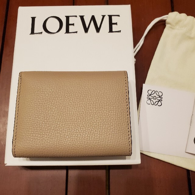 LOEWE(ロエベ)の(LOEWE)ロエベ　アナグラム トリフォルド 6 cc ウォレット三つ折り財布 レディースのファッション小物(財布)の商品写真