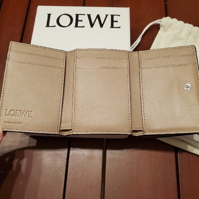 LOEWE(ロエベ)の(LOEWE)ロエベ　アナグラム トリフォルド 6 cc ウォレット三つ折り財布 レディースのファッション小物(財布)の商品写真