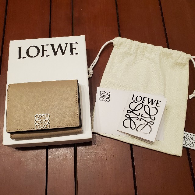 LOEWE(ロエベ)の(LOEWE)ロエベ　アナグラム トリフォルド 6 cc ウォレット三つ折り財布 レディースのファッション小物(財布)の商品写真