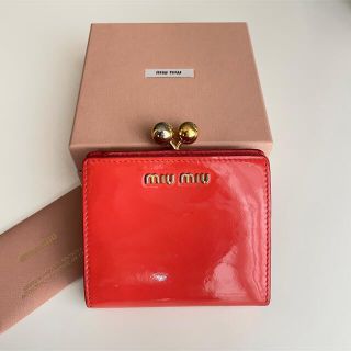 ミュウミュウ(miumiu)のmiumiu 財布　折りたたみ　二つ折り　がまぐち(財布)