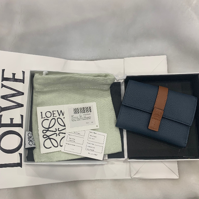 美品LOEWE スモール バーティカルウォレット madreteresa.net.br