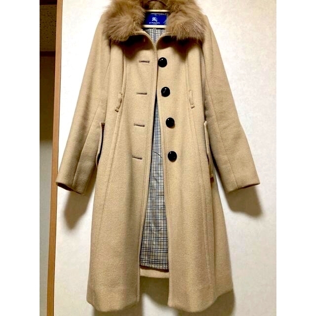 BURBERRY BLUE LABEL(バーバリーブルーレーベル)の【未使用】バーバリーブルーレーベル フォックスファー付きロングコート レディースのジャケット/アウター(毛皮/ファーコート)の商品写真