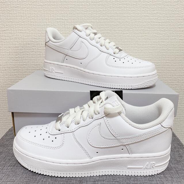 NIKE(ナイキ)の【新品】NIKE (ナイキ) エアフォース1 ホワイト 白 23㎝ レディースの靴/シューズ(スニーカー)の商品写真