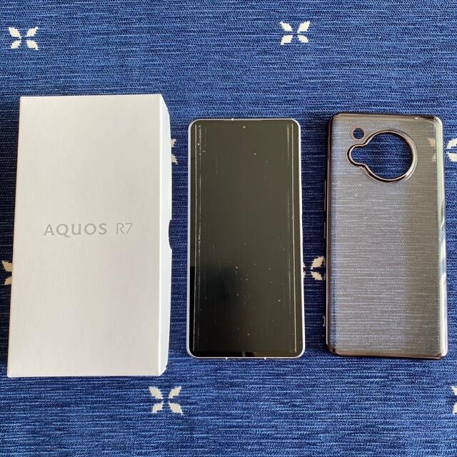 AQUOS(アクオス)のSHARP AQUOS R7  シルバー　SB  新品同様　一括購入 スマホ/家電/カメラのスマートフォン/携帯電話(スマートフォン本体)の商品写真