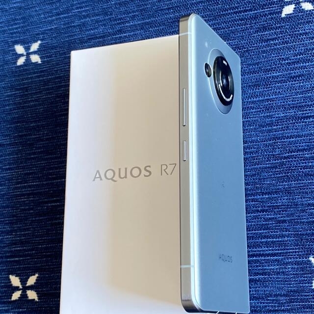 AQUOS(アクオス)のSHARP AQUOS R7  シルバー　SB  新品同様　一括購入 スマホ/家電/カメラのスマートフォン/携帯電話(スマートフォン本体)の商品写真