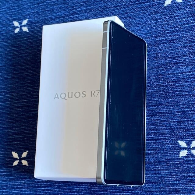 AQUOS(アクオス)のSHARP AQUOS R7  シルバー　SB  新品同様　一括購入 スマホ/家電/カメラのスマートフォン/携帯電話(スマートフォン本体)の商品写真