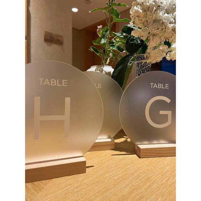 【値下】テーブルナンバー　結婚式　アクリル素材 ハンドメイドのウェディング(その他)の商品写真