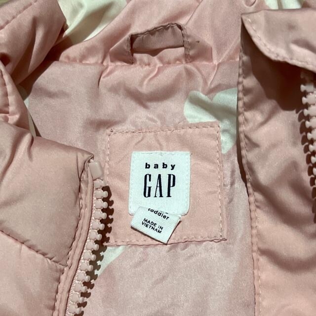 babyGAP(ベビーギャップ)のGAP ダウンベスト　ハート　ピンク　110    キッズ/ベビー/マタニティのキッズ服女の子用(90cm~)(ジャケット/上着)の商品写真