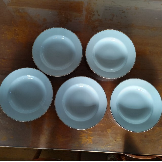 陶器の皿  白   5枚    径23センチ   高さ4.5センチ