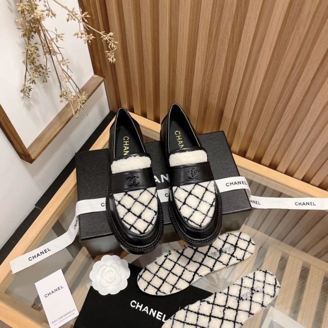 リアル CHANEL - 黒 ロゴ CC マト カーフ ローファー CHANEL ローファー+革靴 リアル CHANEL - 黒 ロゴ CC マト カーフ ローファー CHANEL ローファー+革靴