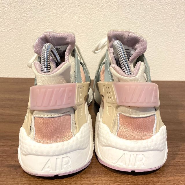 NIKE(ナイキ)のNIKE WMNS NIKE AIR HUARACHE ナイキ エア ハラチ レディースの靴/シューズ(スニーカー)の商品写真