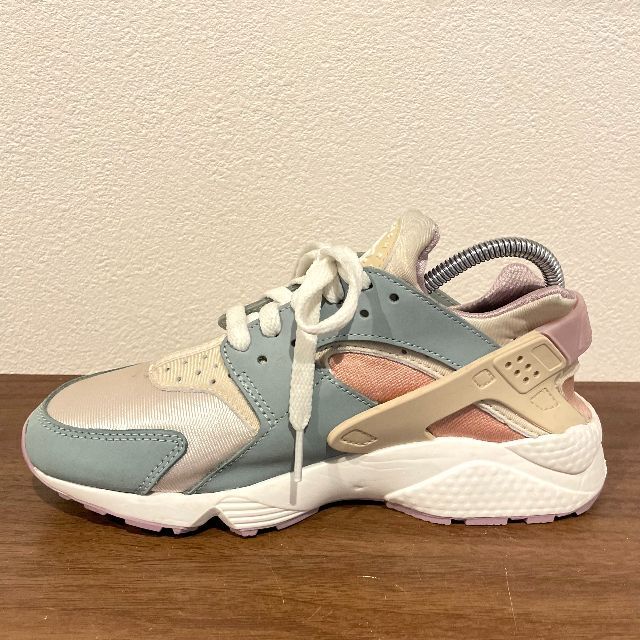 NIKE(ナイキ)のNIKE WMNS NIKE AIR HUARACHE ナイキ エア ハラチ レディースの靴/シューズ(スニーカー)の商品写真