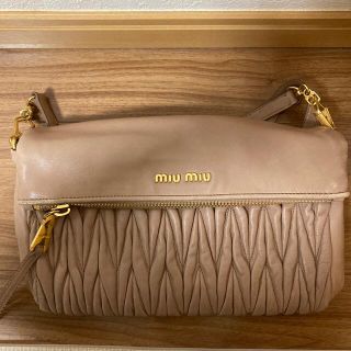 ミュウミュウ(miumiu)のmiumiu ショルダーバック(ショルダーバッグ)