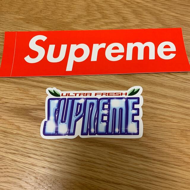 Supreme(シュプリーム)のsupremeステッカー メンズのファッション小物(その他)の商品写真