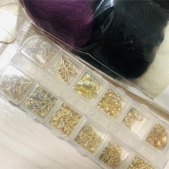 羊毛フェルト　パーツ道具詰め合わせ ハンドメイドの素材/材料(各種パーツ)の商品写真