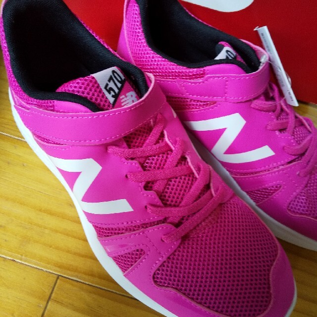 New Balance(ニューバランス)の新品★ニューバランス　ジュニアスニーカー キッズ/ベビー/マタニティのキッズ靴/シューズ(15cm~)(スニーカー)の商品写真