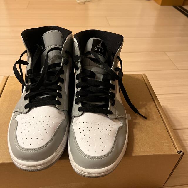 NIKE(ナイキ)のNIKE AIR JORDAN 1 MID SMOKE GREY 27.5cm メンズの靴/シューズ(スニーカー)の商品写真