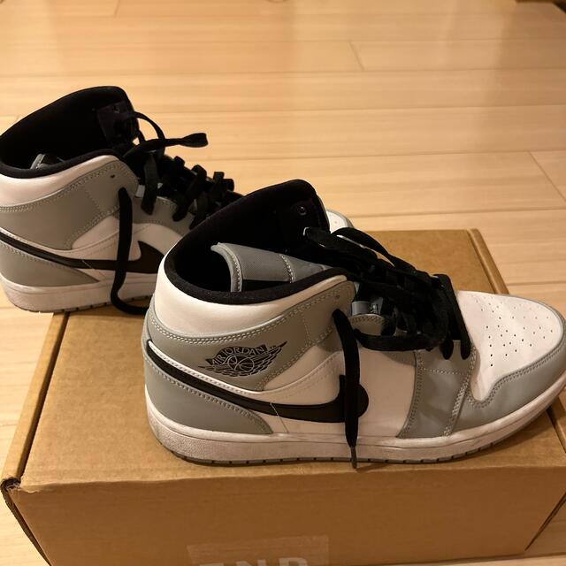 NIKE(ナイキ)のNIKE AIR JORDAN 1 MID SMOKE GREY 27.5cm メンズの靴/シューズ(スニーカー)の商品写真