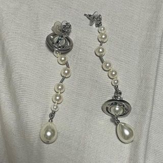 ヴィヴィアンウエストウッド(Vivienne Westwood)のVivienne Broken Pearl Drop Orb Earrings (ピアス)