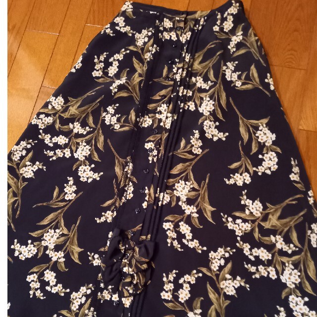 インゲボルグ　シックな花柄リボン付きスカート