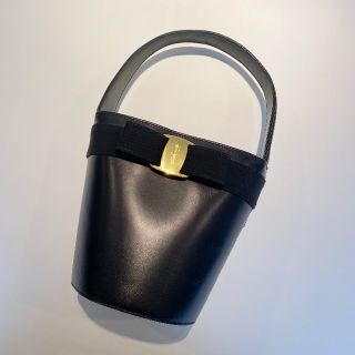 サルヴァトーレフェラガモ(Salvatore Ferragamo)のFerragamo  バケット バッグ(ハンドバッグ)