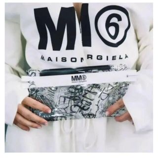 エムエムシックス(MM6)のMM6 Maison Margiela マルジェラ　スクリブル クリアポーチ(ポーチ)