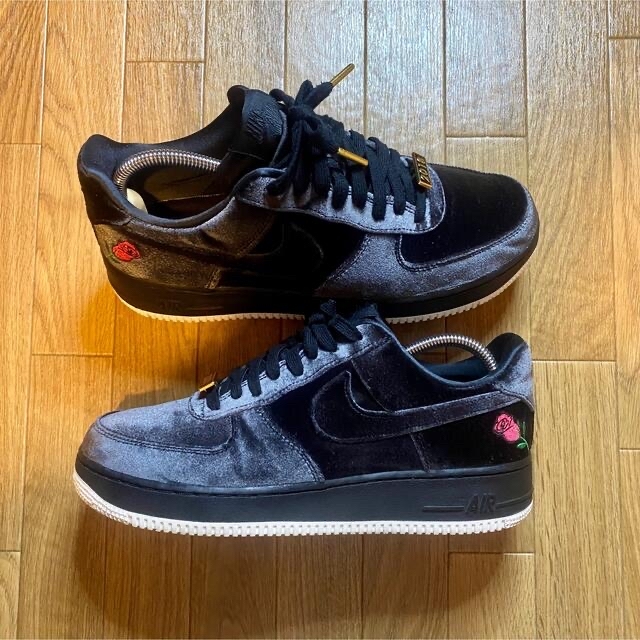 NIKE(ナイキ)のナイキ エアフォース1 ロー ローズ ベルベット　薔薇　刺繍 メンズの靴/シューズ(スニーカー)の商品写真