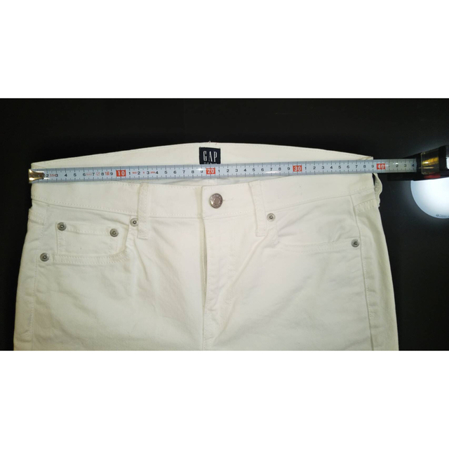 GAP(ギャップ)のGAP ホワイトデニム　ズボン　パンツ　ガールフレンドパンツ レディースのパンツ(デニム/ジーンズ)の商品写真